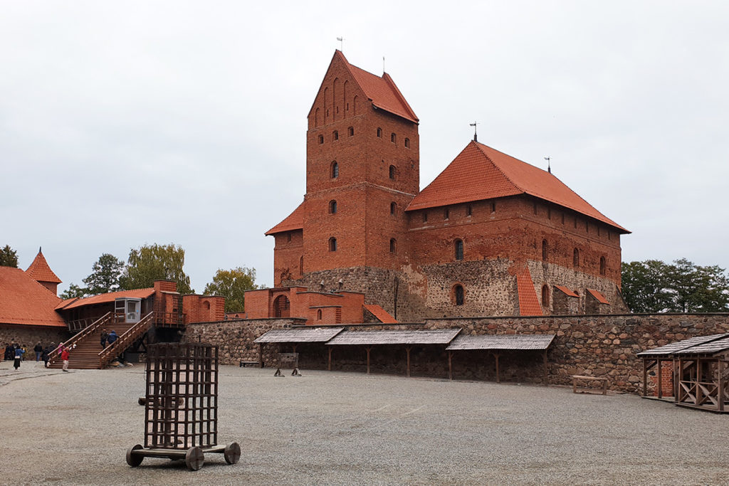 Blick in den Burghof der Burg Trakai