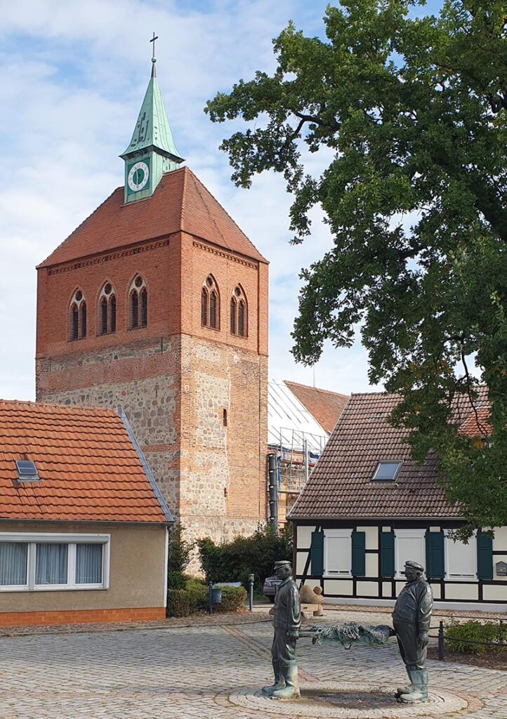 Kirche und Fischerbrunnen in Arneburg