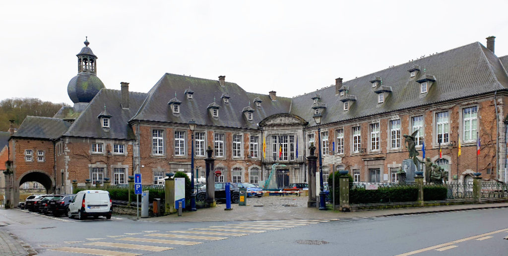 Belgien Städtereise Dinant Rathaus