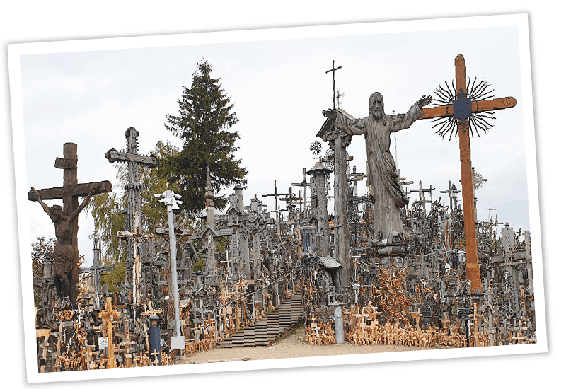 Der Berg der Kreuze in Litauen mit tausenden Holzkreuzen und einer markanten Christus-Statue