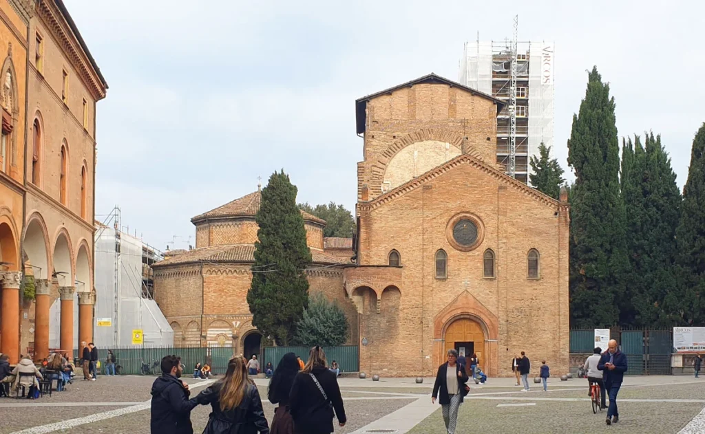 Der historische Backsteinkomplex der Basilika Santo Stefano an der gepflasterten Piazza Santo Stefano in Bologna.