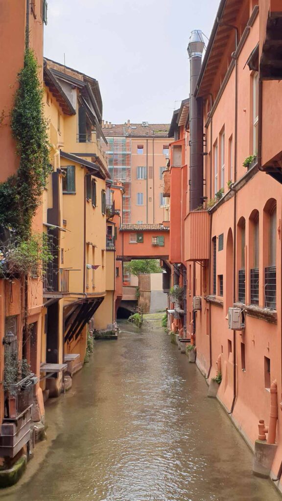Blick auf den schmalen Wasserkanal Canale delle Moline zwischen den farbigen Häuserfassaden in Bologna.