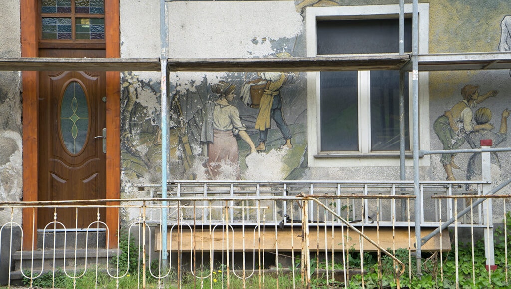 Fassade mit Bauzaun und Malerei in Cochem