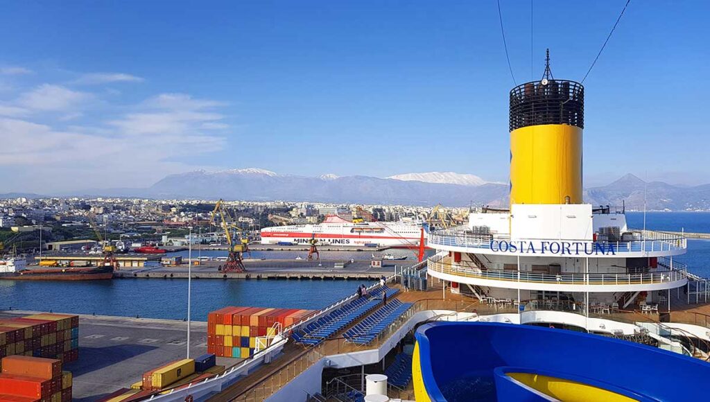 Aussicht vom Kreuzfahrtschiff Costa Fortuna auf den Hafen von Heraklion in Griechenland