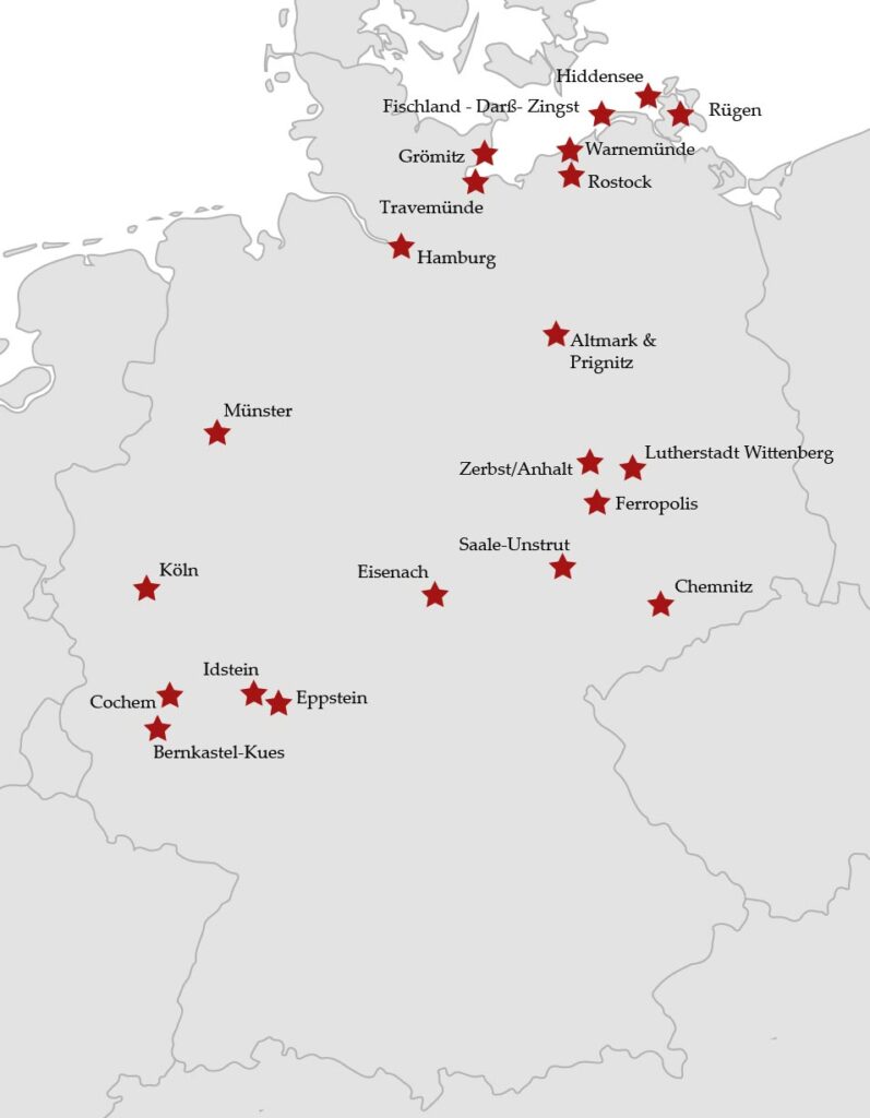 Eine Übersichtskarte von Deutschland mit Reisetipps, markiert durch rote Sterne.