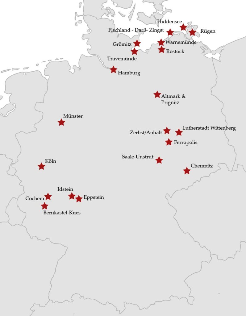 Eine Übersichtskarte von Deutschland mit Reisetipps, markiert durch rote Sterne. Zu den eingetragenen Reisezielen gehören unter anderem Köln, Münster, Hamburg, Cochem, Idstein, Eppstein, Bernkastel-Kues, Chemnitz, Saale-Unstrut, Ferropolis, Zerbst/Anhalt, Lutherstadt Wittenberg, Altmark & Prignitz sowie Küstenorte wie Rügen, Hiddensee, Fischland-Darß-Zingst, Warnemünde, Rostock, Grömitz und Travemünde.
