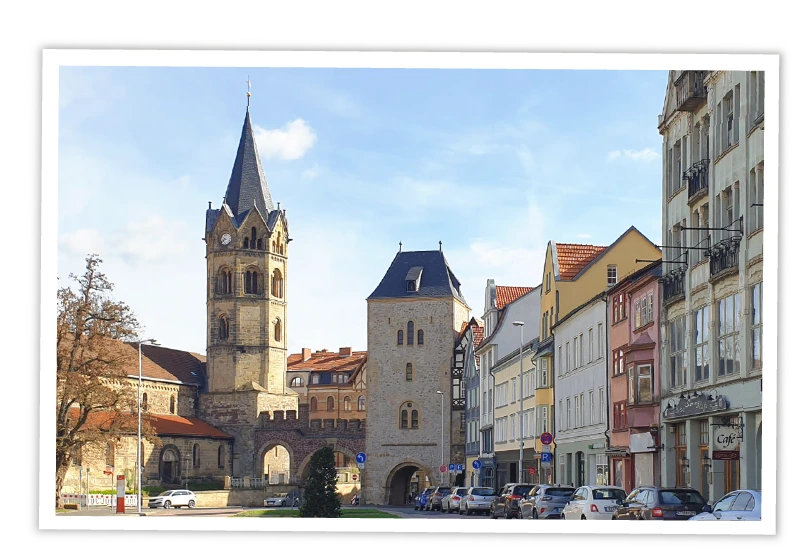 Blick über den Karlsplatz in Eisenach mit der historischen Nikolaikirche, dem Nikolaitor und den angrenzenden Häusern.