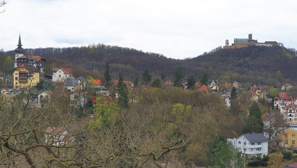 Blick vom Panoramaweg in Eisenach über die Villen des Südviertels hinüber zur im Hintergrund thronenden Wartburg.
