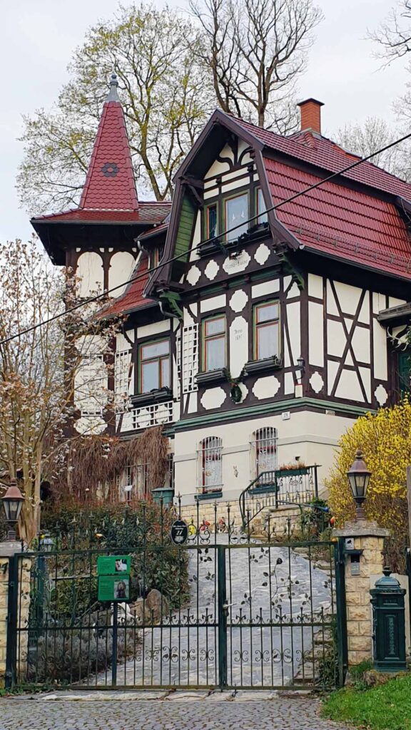 Eine prachtvolle historische Fachwerk-Villa mit Türmchen im bekannten Südviertel von Eisenach.