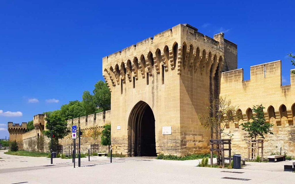 Stadtmauer in Avignon mit dem Stadttor Porte Saint-Michel