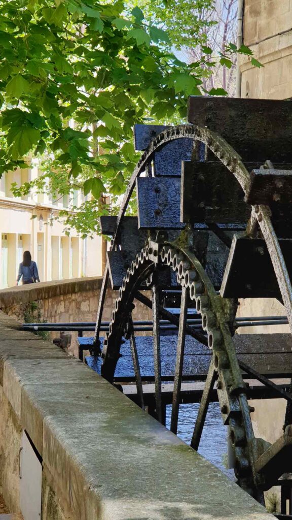 Eins der 4 Wasserräder in der Rue des Teinturiers von Avignon