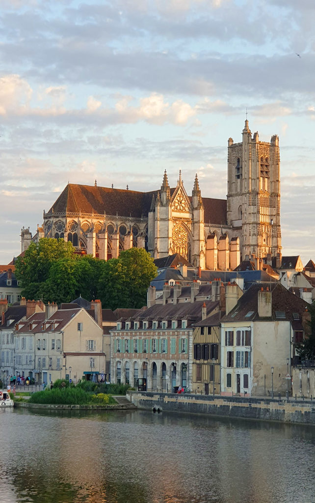 Aussicht Cathédrale Saint-Étienne d'Auxerre von der Yonne