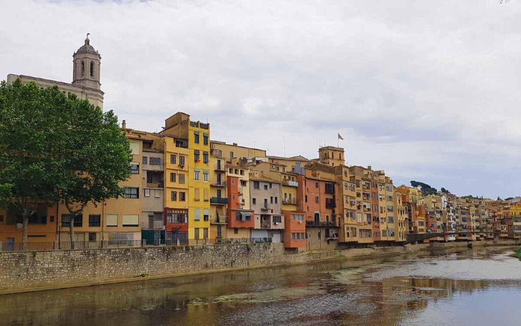 Die berühmten bunten Häuser von Girona spiegeln sich im Wasser des Flusses Onyar