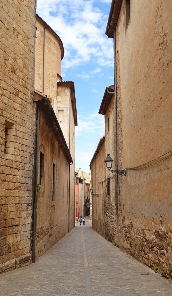 Enges Gässchen im jüdischen Viertel (El Call) in der historischen Altstadt von Girona