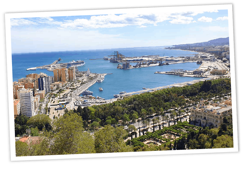 Panoramablick über den Hafen und die Küste von Málaga in Spanien bei sonnigem Wetter.