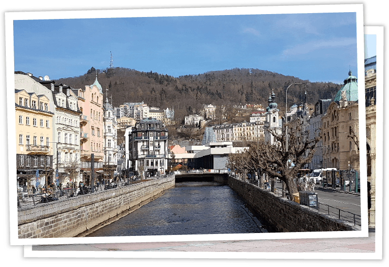 Blick auf die historische Architektur und den Fluss Teplá im Kurort Karlsbad in Tschechien.