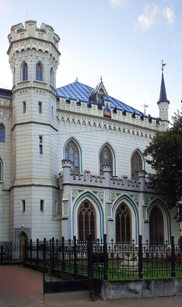 Fassade der Kleinen Gilde mit Turm und neugotischen Elementen in der Altstadt von Riga, Lettland.