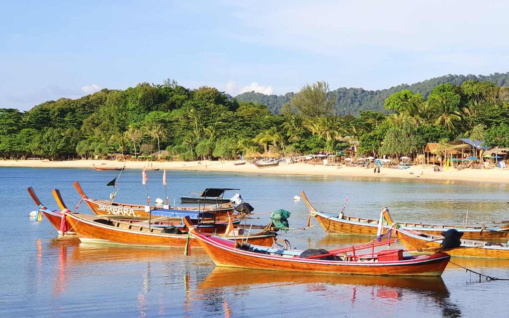 Longtail-Boote liegen an einem Strand auf Koh Lanta in Thailand