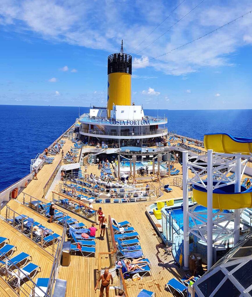 Aussicht von Deck auf das Kreuzfahrtschiff Costa Fortuna