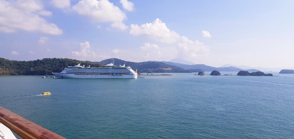 Aussicht vom Kreuzfahrtschiff auf die Inseln vor Langkawi in Malaysia