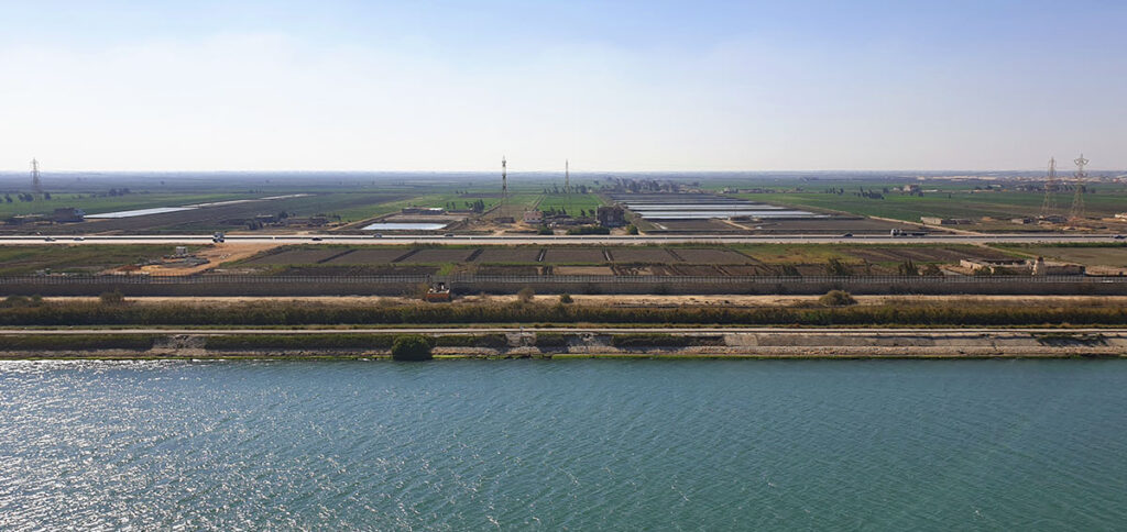 Aussicht vom Kreuzfahrtschiff Costa Fortuna auf den Suezkanal