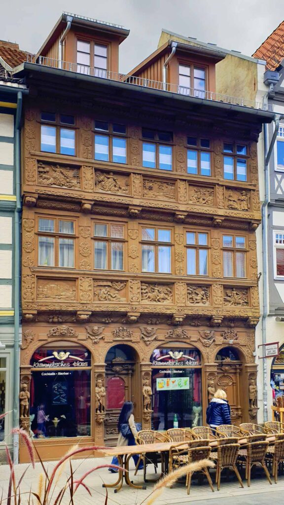 Das barocke Krummelsche Haus in Wernigerode mit brauner Holzschnitzfassade und detailreichen Reliefs in der Breiten Straße