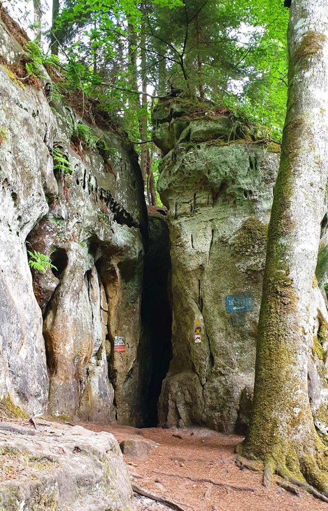 Wandern in Luxemburg - Eingang Déiwepëtz