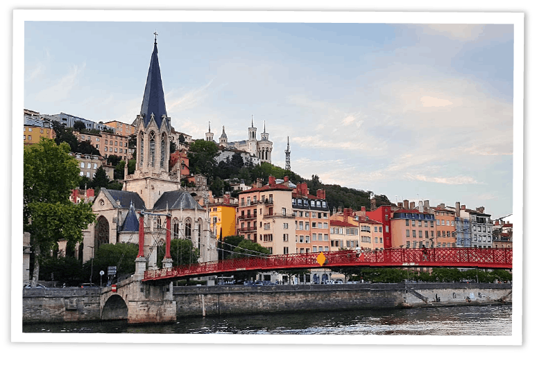 Blick auf die Basilika Notre-Dame de Fourvière und die Pont Bonaparte über der Saône in Lyon, Frankreich.