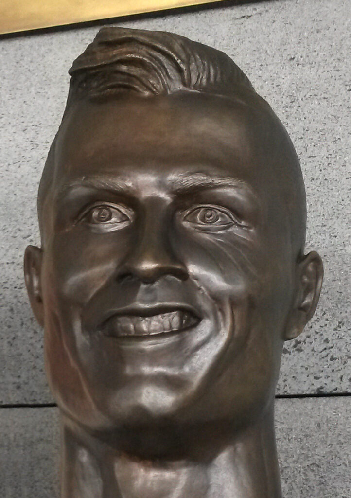 Alte CR7 Statue am Flughafen von Madeira