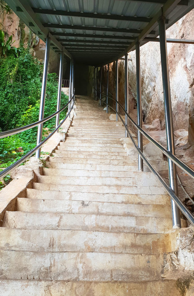 malaysia ipoh sehenswuerdigkeiten stadtrundgang Nam Thean Tong Tempel Treppe