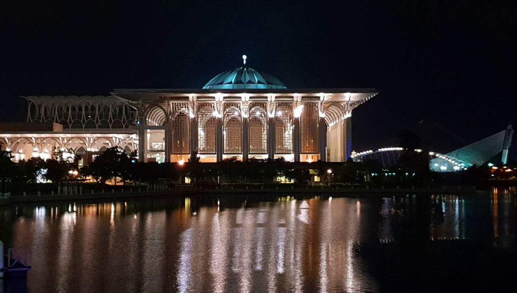 Malaysia Putrajaya Sehenswürdigkeiten eiserne Moschee nachts
