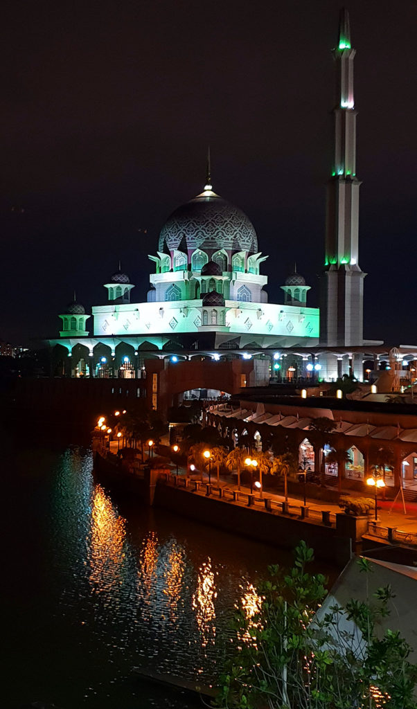 Malaysia Putrajaya Sehenswürdigkeiten Putra Moschee Nacht