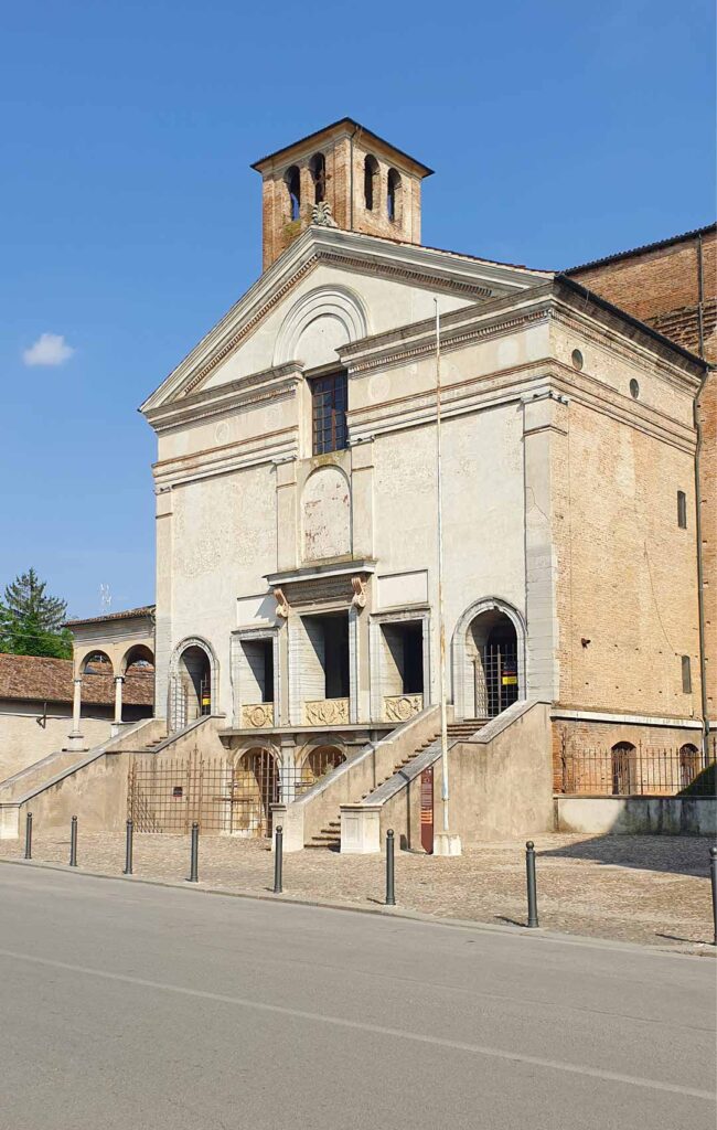 Renaissance-Fassade der Kirche San Sebastiano in Mantua mit Freitreppen und Säulenportal unter blauem Himmel