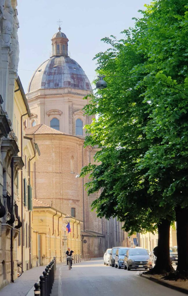 Blick auf die Kuppel der Kirche San Barnaba an der Kreuzung zur Via Carlo Poma in Mantua