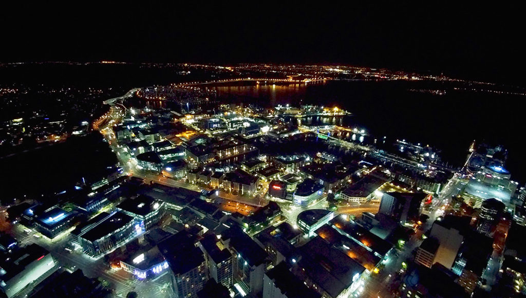 Aussicht vom Sky Tower in Auckland bei Nacht