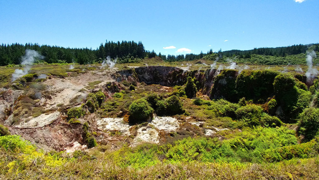 Schlammlöcher und dampfende Erde im Geothermalpark