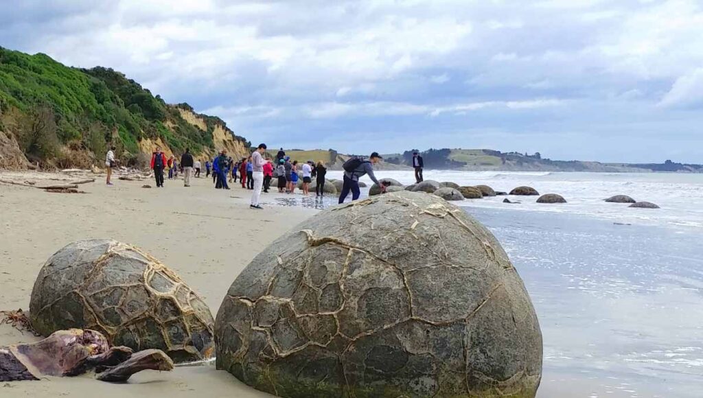 Besucher bei den Moeraki Boulders
