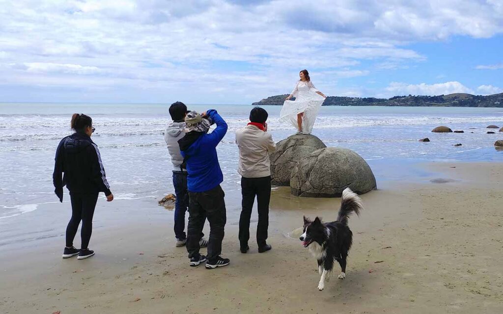 Fotoshooting bei den Moeraki Boulders