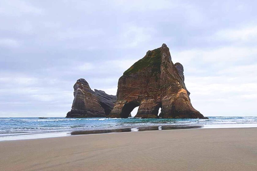 Archway Islands am Wharariki Beach
