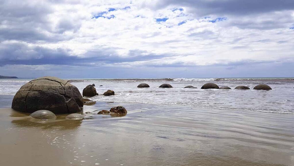 Moeraki Boulders werden teils vom Meer umspült