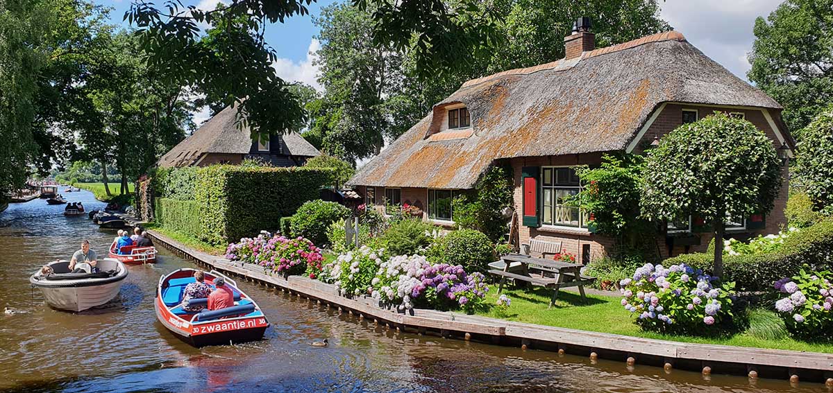 Bootstour durch Giethoorn - Holland - Niederlande - Bovenwijde - Blick von einer Brücke