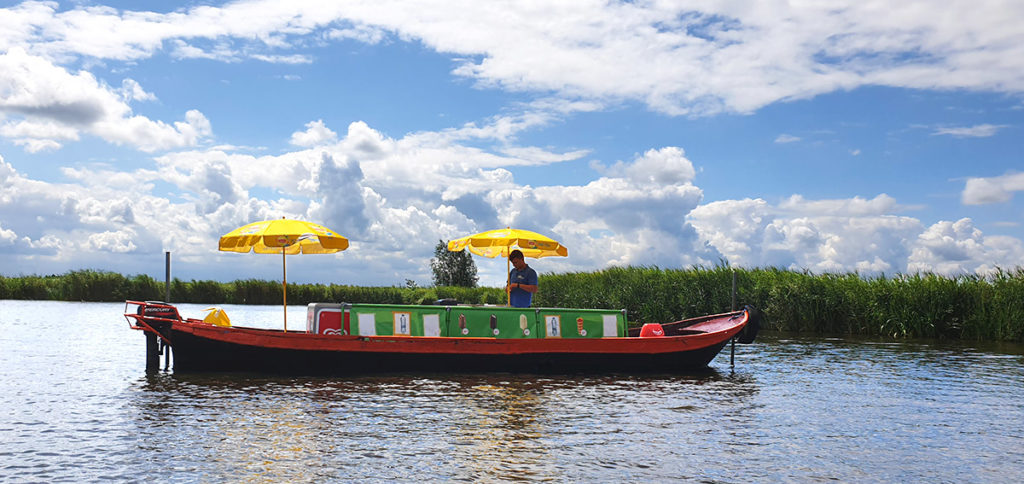 Eisboot mit Langnese-Eis auf dem Bovenwijde in Giethoor