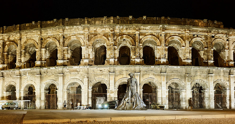 Kolosseum in Nimes bei Nacht