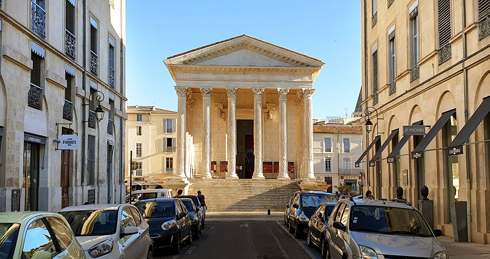 Frontansicht vom Maison Carre in Nimes