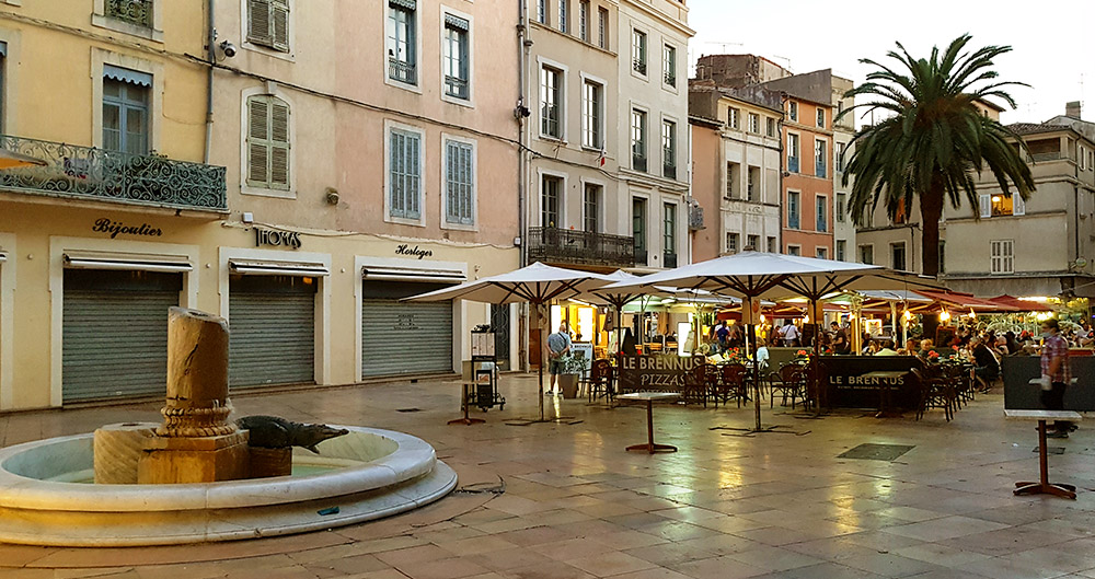 Krokodilbrunnen am Place du Marche in Nimes