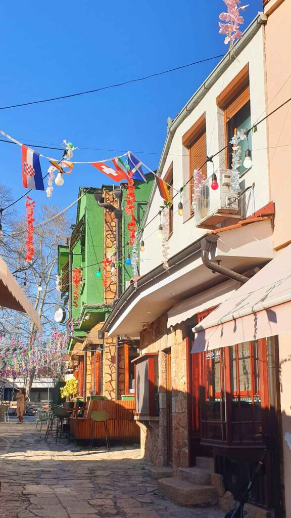 zwei Häuser und Straßendekoration im alten Bazaar in Skopje