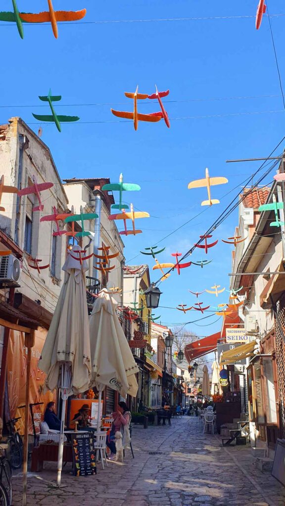 Straßenzug mit Flugzeugdekoration auf den Alten Bazar in Skopje