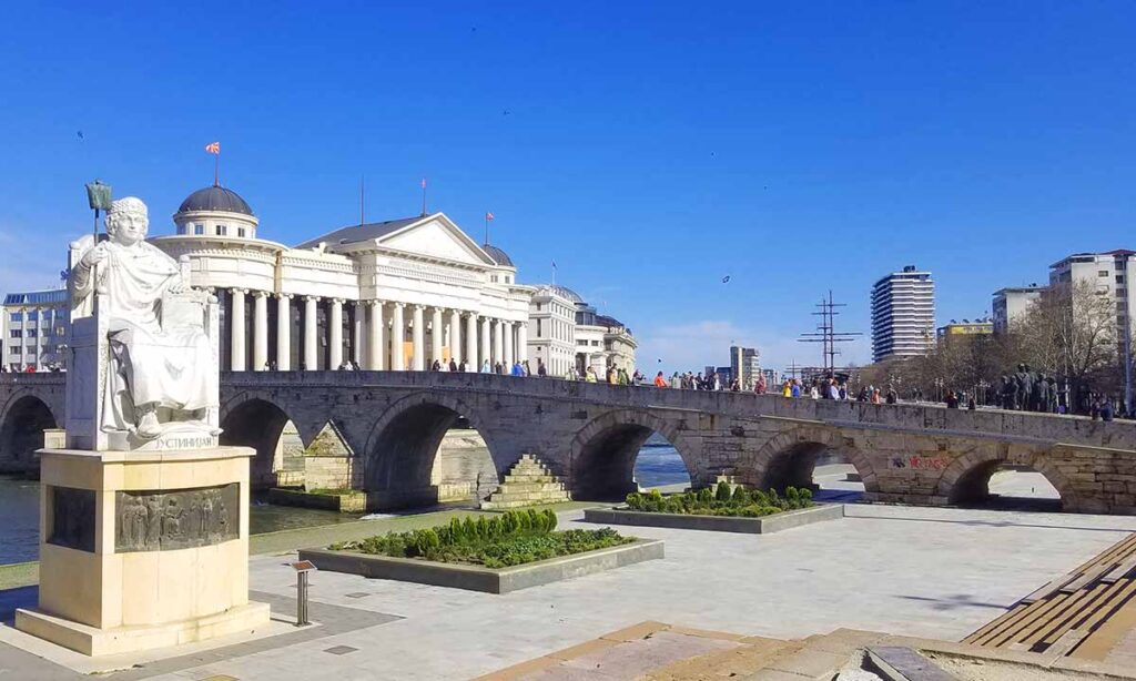 Steinbrücke und das Archäologische Museum in Skopje