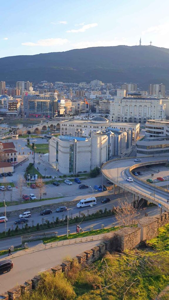Aussicht auf Skopje und den Berg von der festung Kale
