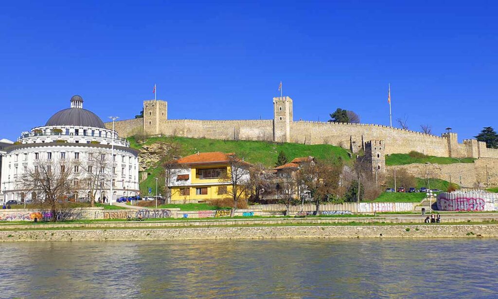 Blick auf die Festung Kale und den Fluss Vardar in Skopje